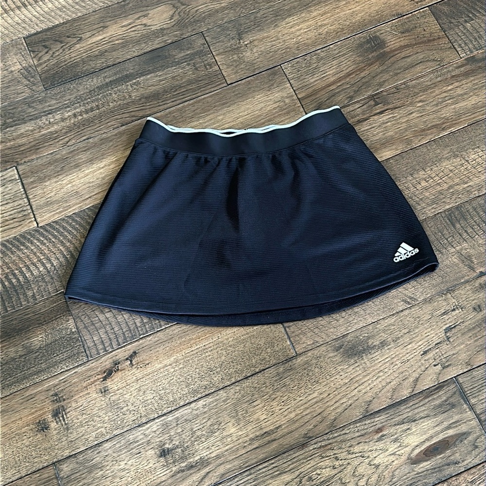 Adidas tennis skirt. Size medium, black.